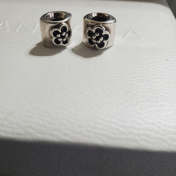 2 PANDORA DAISY CHARM #790187 SILVER FLOWER RETIRED - Picture 6 of 6